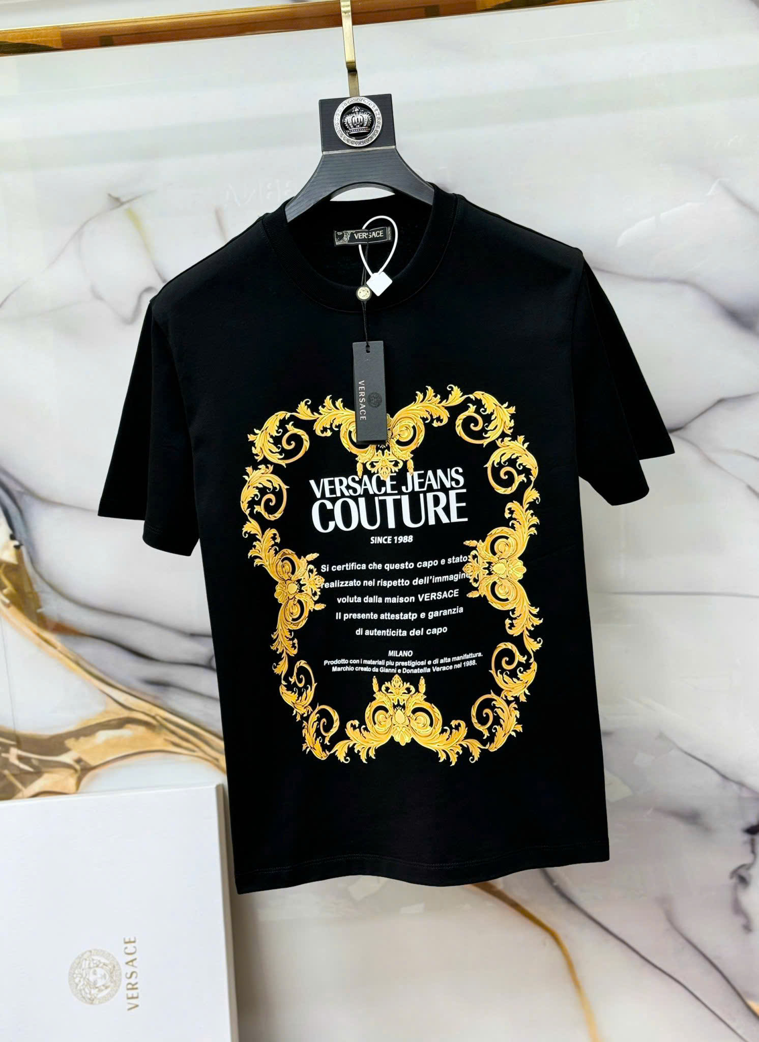 Áo phông T-shirt Versace VS Đen họa tiết chữ khung hoa văn Vàng Like Auth on web MK